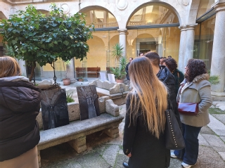 Visitantes en el claustro del Trubunal Superior de Justicia
